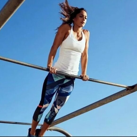 𝅺Athleta Women’s Electric Geo Sonar Capri Tights Blue Black & White Colors Sz M - Picture 5 of 15